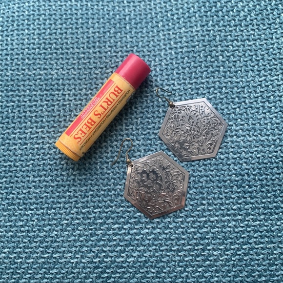 Floral pattern pendant earrings - Picture 2 of 2